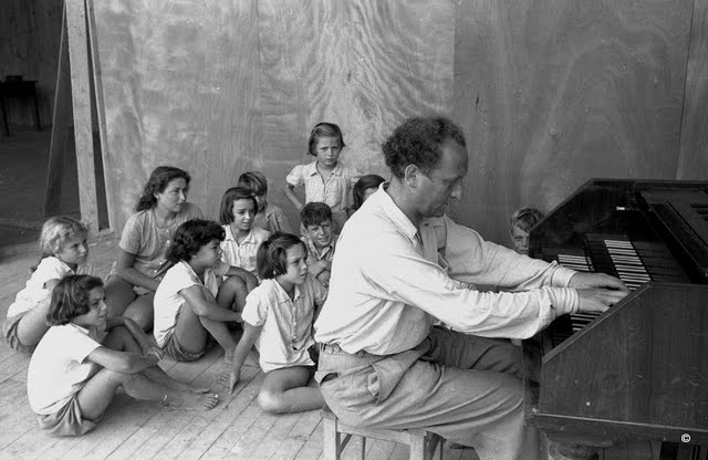 פרנק פלג מנגן בשבת בבוקר בקיבוץ עין גב, שנות ה-40 (צילום: Courtesy)