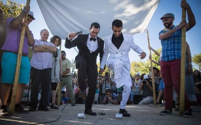 טקס חתונה גאה במצעד הגאווה בירושלים, 2016 (צילום: הדס פרוש/פלאש 90)