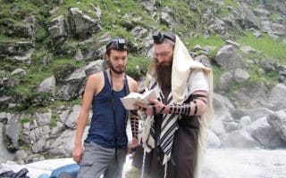 הרב שאול עוזר לתייר להניח תפילין ליד בתי חב"ד בהרי ההימלאיה (צילום: באדיבות Rabbi Dror Shaul)