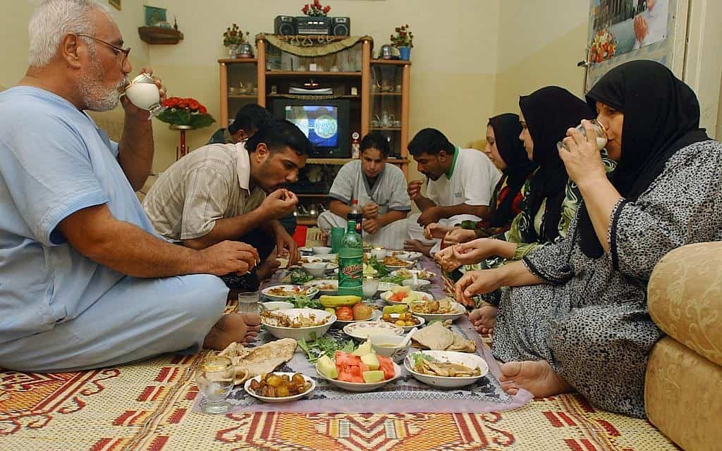 משפחה עיראקית חוגגת את הרמדאן (צילום: AP Photo/Nabil al-Jurani)
