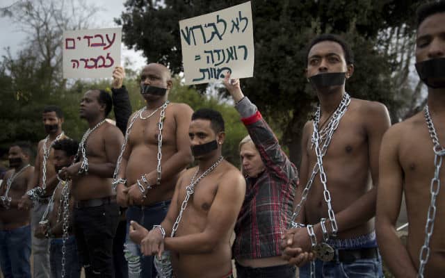 הפגנה נגד גירוש מהגרים מישראל (צילום: AP Photo/Oded Balilty)