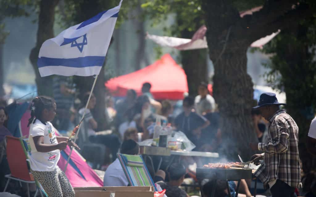 יום העצמאות 2018 בגן סאקר (למצולמים אין קשר לנאמר בכתבה) (צילום: Yonatan Sindel/Flash90) יום העצמאות 2018 בגן סאקר (למצולמים אין קשר לנאמר בכתבה) (צילום: Yonatan Sindel/Flash90)