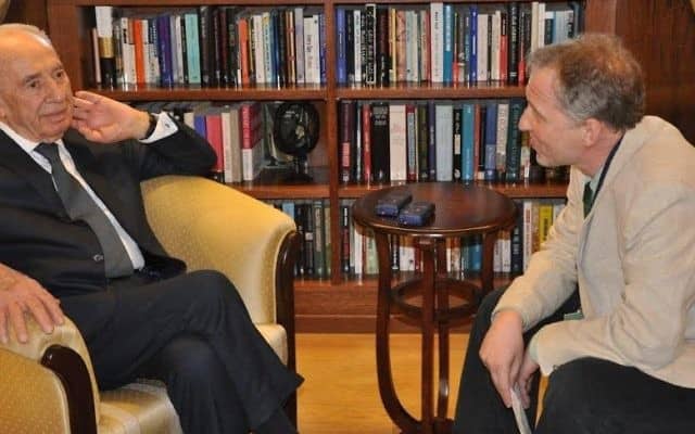 דיוויד הורוiיץ (מימין) עם נשיא המדינה דאז שמעון פרס