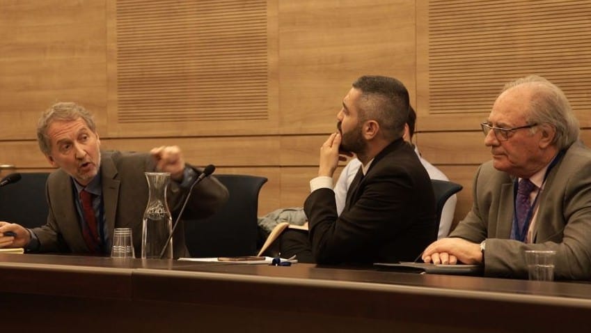 דיוויד הורוויץ, משמאל, מופיע בפני וועדת ביקורת המדינה בכנסת בדיון על הונאת האופציות הבינאריות, בינואר 2017 (צילום: Luke Tress / The Times of Israel)