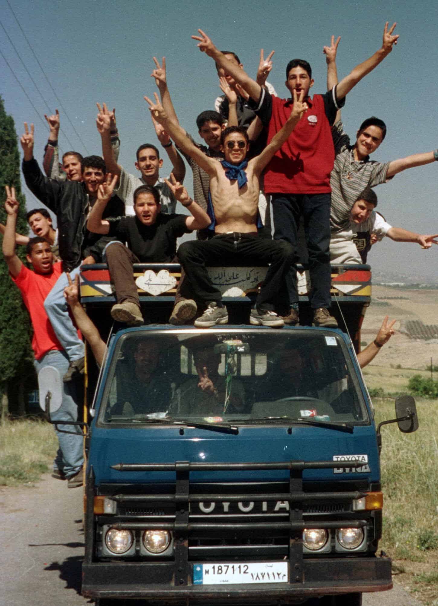 חגיגות בלבנון בעקבות נסיגת ישראל, 2000 (צילום: AP Photo/Bilal Kashmar)