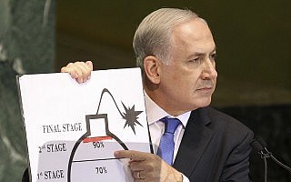 בנימין נתניהו נואם באו"ם נגד הסכם הגרעין עם איראן, 27 בספטמבר 2012 (צילום: AP Photo/Seth Wenig) בנימין נתניהו נואם באו"ם נגד הסכם הגרעין עם איראן, 27 בספטמבר 2012 (צילום: AP Photo/Seth Wenig)