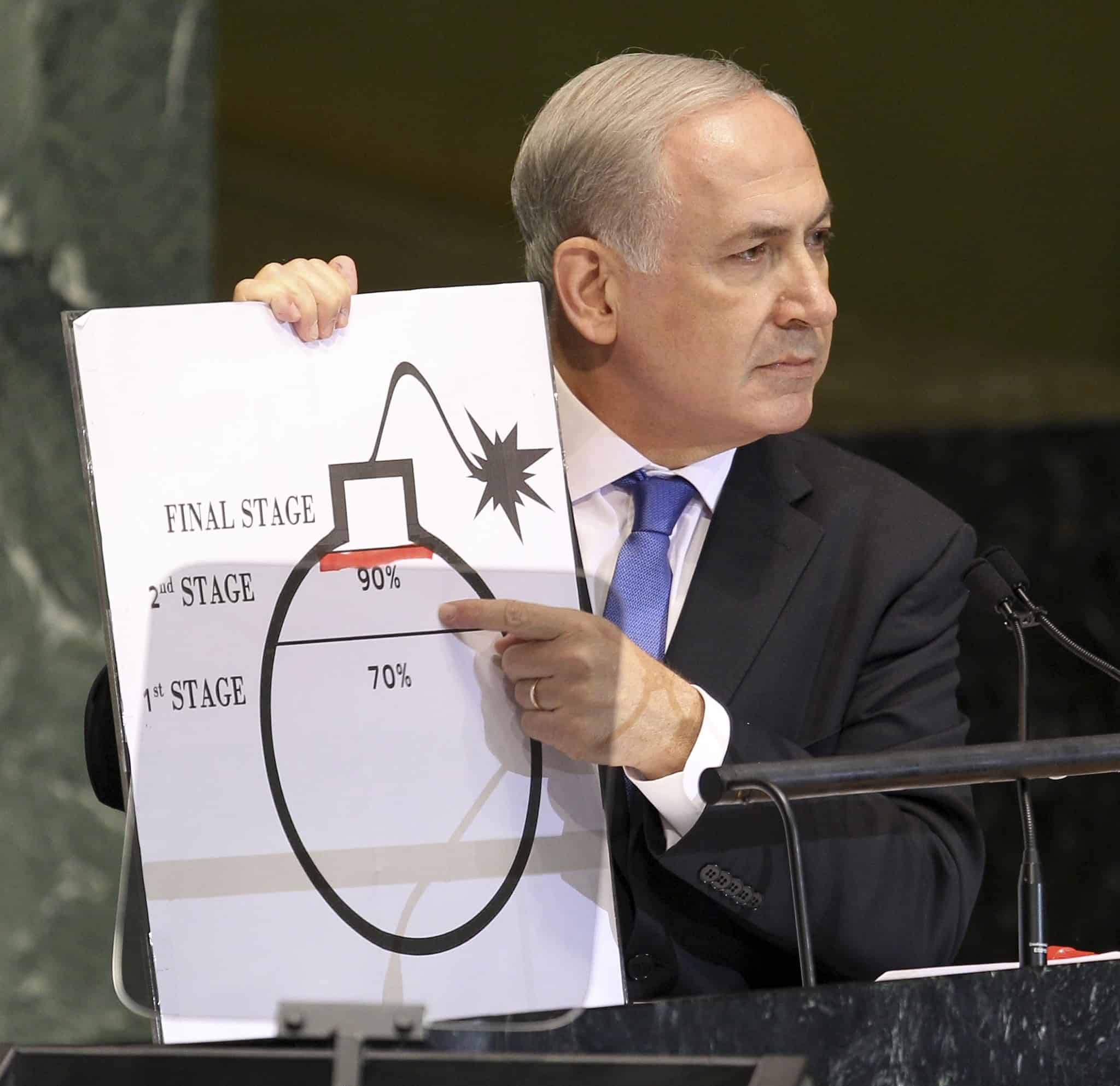 בנימין נתניהו נואם באו&quot;ם נגד הסכם הגרעין עם איראן, 27 בספטמבר 2012 (צילום: AP Photo/Seth Wenig)