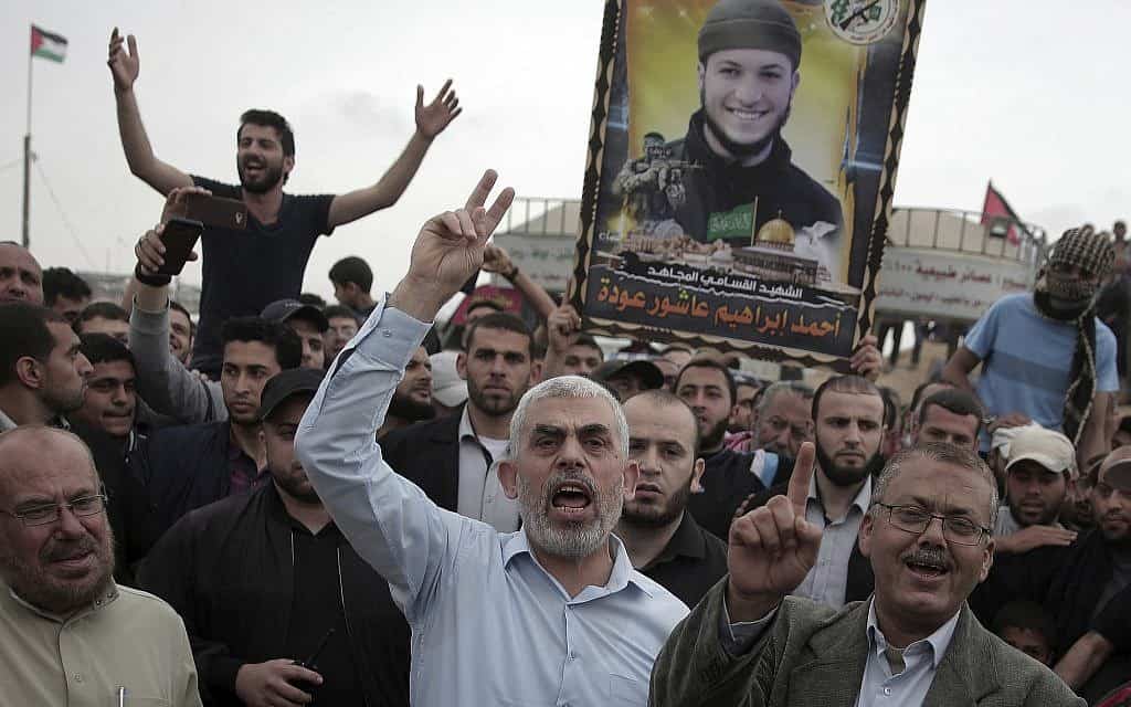 מנהיג חמאס יחיא סנוואר מוקף במפגינים על גבול רצועת עזה, ב-20 באפריל 2019 (צילום: AP Photo/ Khalil Hamra)