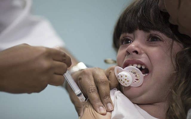 חיסון ילדה נגד חצבת (צילום: AP Photo/Leo Correa)