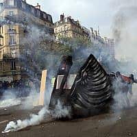 עימותים בצרפת בין מפגינים למשטרה במהלך תהלוכות אחד במאי (צילום: AP. Francois Mori)