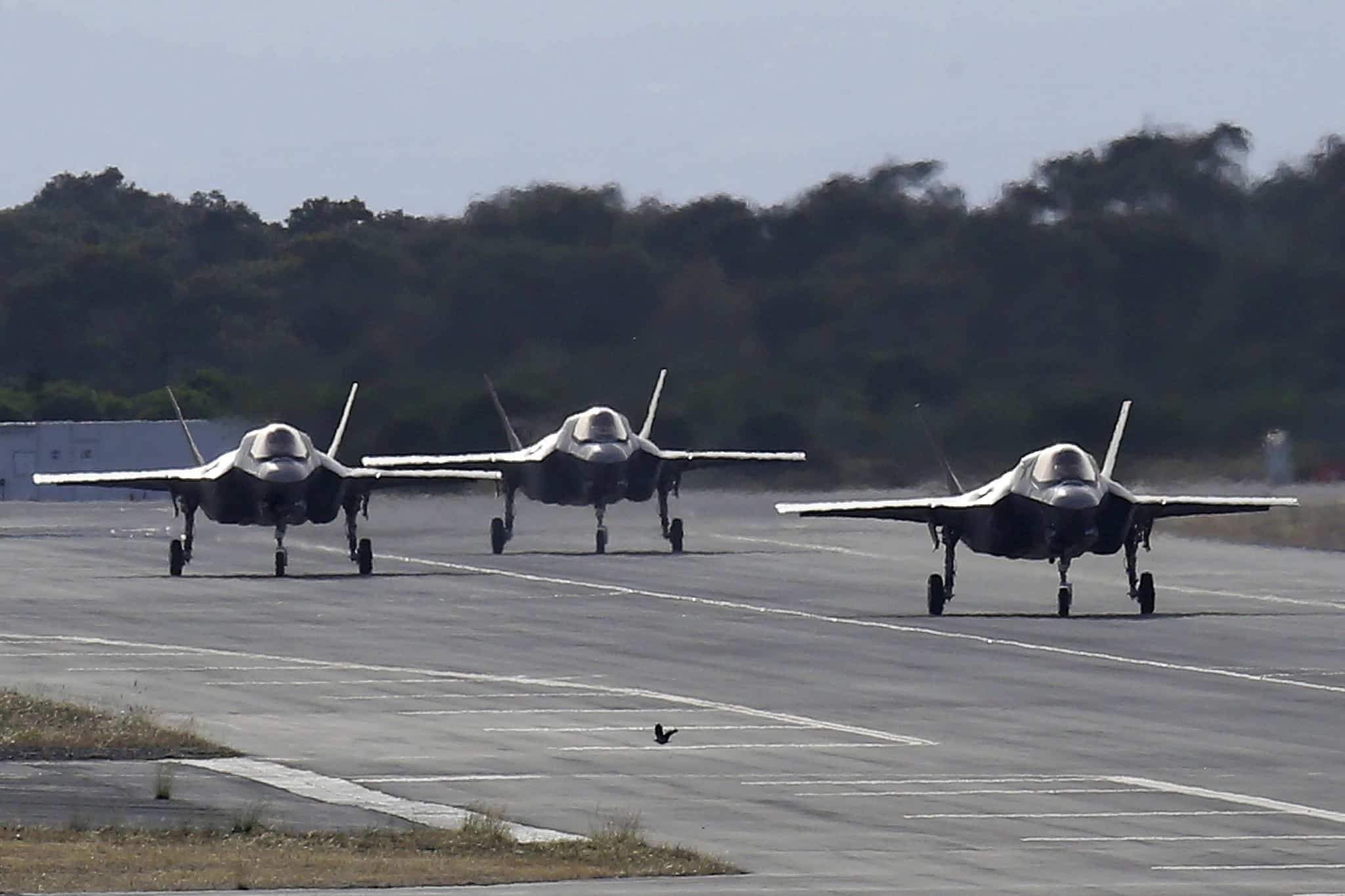מטוסי F-35 נוחתים בבסיס צבאי ליד לימסול, קפריסין, ב-21 במאי 2019 (צילום: AP Photo/Petros Karadjias)