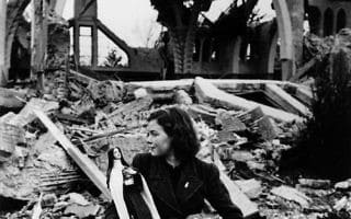 צעירה הולנדית על רקע כנסיה מופצצת, 1944 (צילום: AP Photo)