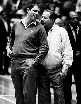 נוני מוזס ושמואל מרקובסקי במשחק של מכבי בשנות השמונים (צילום: Moshe Shai/Flash90)