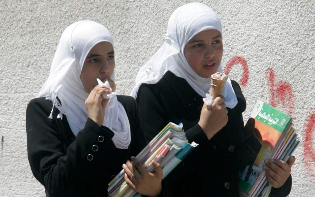 סטודנטיות פלסטיניות אוכלות גלידה בעזה, 2011 (צילום: Abed Rahim Khatib / Flash 90)