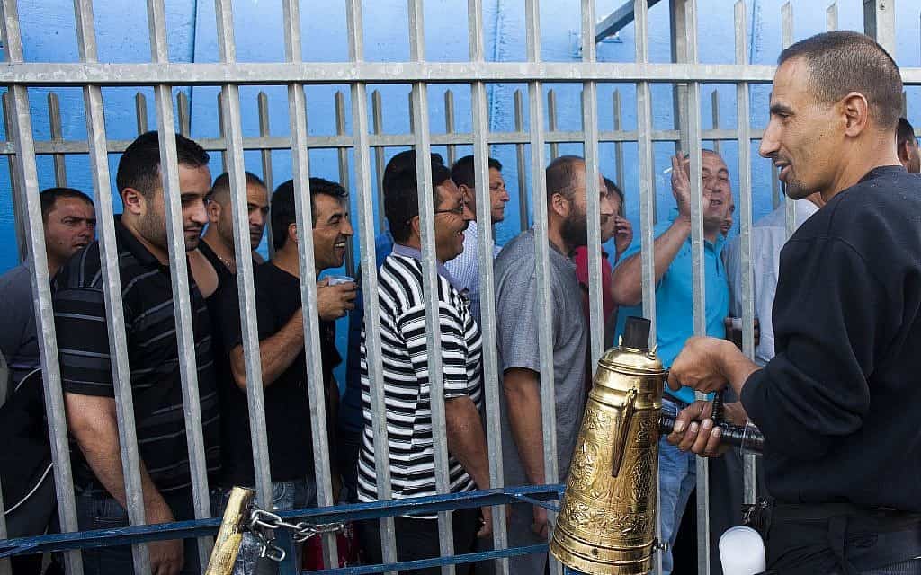 עובדים פלסטינים במחסום בית לחם (ששופץ לאחרונה), 2013 (צילום: Neal Badache/FLASH90)