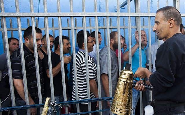 עובדים פלסטינים במחסום בית לחם (ששופץ לאחרונה), 2013 (צילום: Neal Badache/FLASH90)