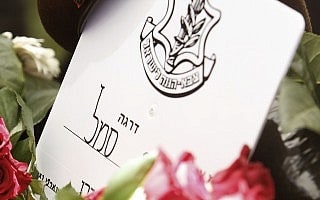 קבר חייל בודד (צילום: מרים אלסטר/פלאש90) קבר חייל בודד (צילום: מרים אלסטר/פלאש90)