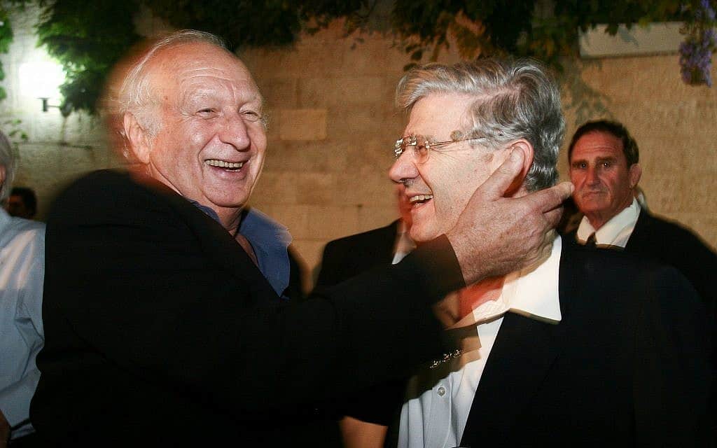 השופטים אהרן ברק (מימין) ומישאל חשין ב-2006 (צילום: פלאש90)