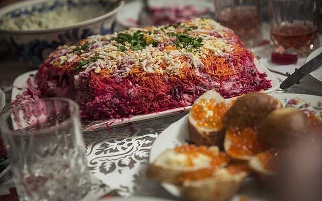 אוכל רוסי בנובי גוד (צילום: Hadas Parush/Flash90)