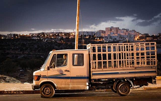 משאית פלסטינית סמוך למחסום בית לחם, 2016 (צילום: Sebi Berens/Flash90)