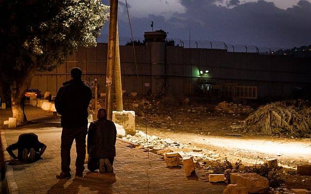 תפילה סמוך למחסום בית לחם, 2016 (צילום: Sebi Berens/Flash90)