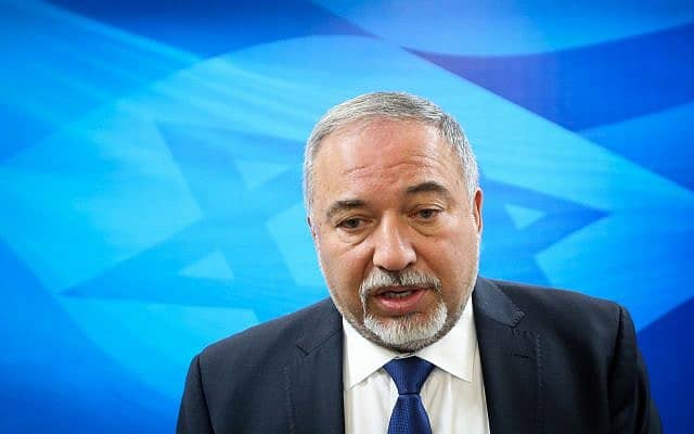 השקט שנשאר. אביגדור ליברמן בדרכו לישיבת קבינט (צילום: Marc Israel Sellem/POOL)