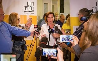 עינת קליש-רותם ביום הניצחון בבחירות לראשות עיריית חיפה, 31 באוקטובר 2018 (צילום: Meir Vaknin/Flash90) עינת קליש-רותם ביום הניצחון בבחירות לראשות עיריית חיפה, 31 באוקטובר 2018 (צילום: Meir Vaknin/Flash90)