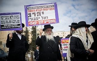 חרדים מפגינים נגד חוק הגיוס (צילום: יונתן סינדל/פלאש90) חרדים מפגינים נגד חוק הגיוס (צילום: יונתן סינדל/פלאש90)