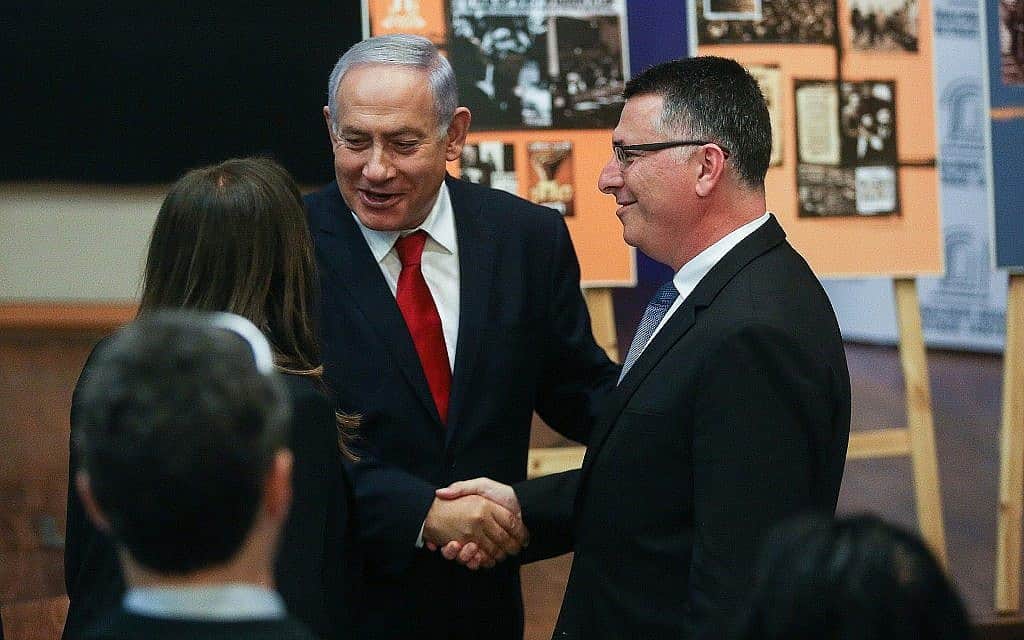 בנימין נתניהו לוחץ את ידו של גדעון סער במהלך ישיבת סיעת הליכוד במרכז מורשת מנחם בגין בירושלים, 11 במרץ 2019 (צילום: (יונתן סינדל/פלאש 90)) בנימין נתניהו לוחץ את ידו של גדעון סער במהלך ישיבת סיעת הליכוד במרכז מורשת מנחם בגין בירושלים, 11 במרץ 2019 (צילום: (יונתן סינדל/פלאש 90))