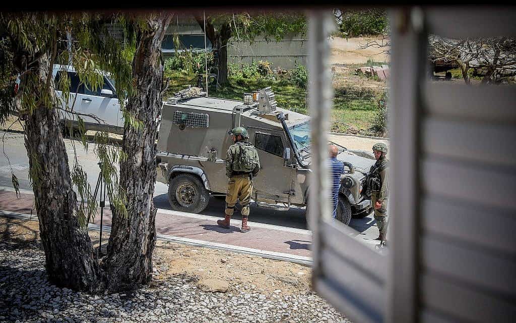 חיילי צה"ל מחוץ לבית שנפגע מרקטה, עוטף עזה (צילום: פלאש 90. הדס פרוש)