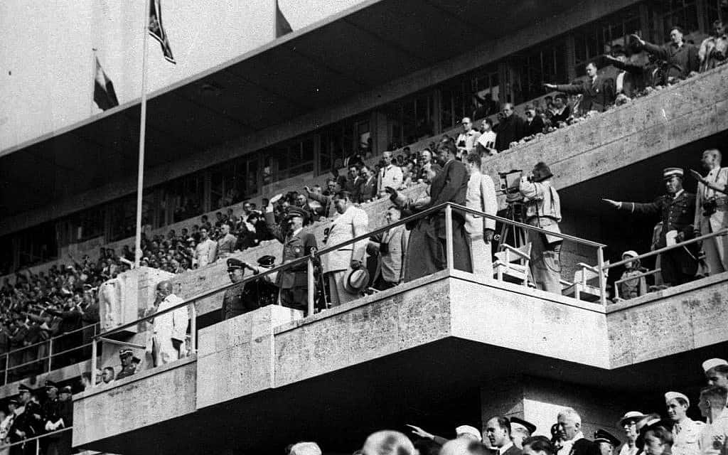 2 באוגוסט 1936, אדולף היטלר והרמן גרינג צופים באירועי האולימפיאדה בברלין (צילום: (AP)