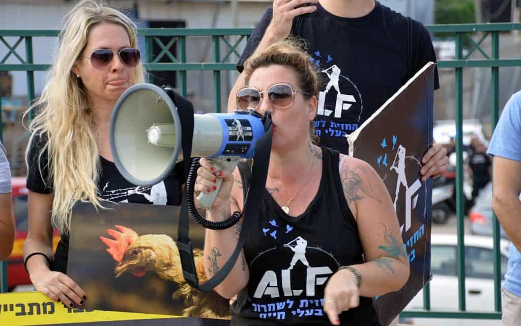 טל גלבוע בהפגנה למען זכויות בעלי חיים ב-2016