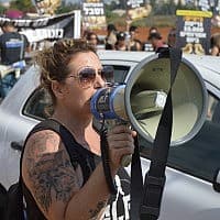 טל גלבוע בהפגנה למען זכויות בעלי חיים ב-2016