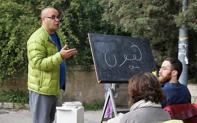 הבלשן אנואר בן-בדיס מלמד עברית בשכונת קטמון בירושלים (צילום: באדיבות אנואר בן-בדיס)