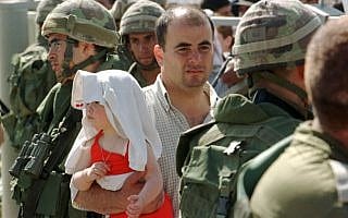 פליטים וחיילים במהלך נסיגת צה"ל מלבנון, 2000 (צילום: פלאש90)