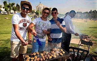 מנגל יום העצמאות בגן סאקר, 2014 (צילום: יונתן סינדל/פלאש90)