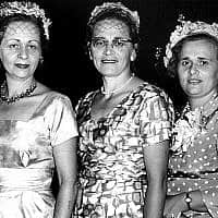 משמאל: הלן לוצ'ק פולן, אולגה לוצ'ק טייסון ואלה לוצ'ק רוגוזינסקי בג'קסונוויל, פלורידה, בערך ב-1959 (צילום: באדיבות דנה רוגוזינסקי)