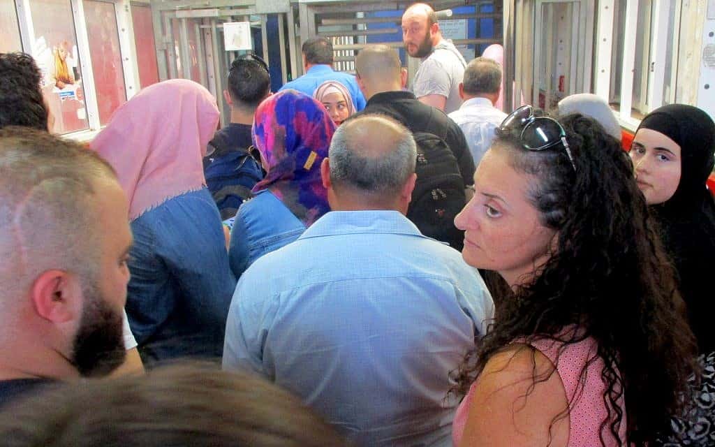 שגרת המחסומים של הפועלים הפלסטינים (צילום: תמר פליישמן)