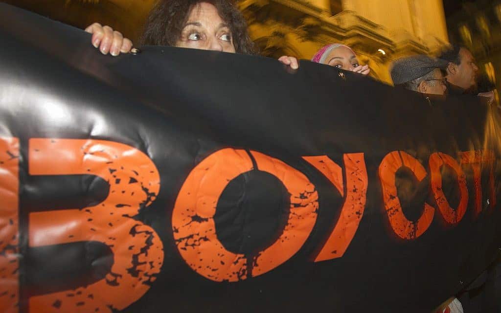 הפגנת BDS למען חרם על ישראל (צילום: AP, Jacques Brinon)