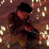 חיילת מדליקה נרות לזכר חללי צהל בטקס יום הזיכרון