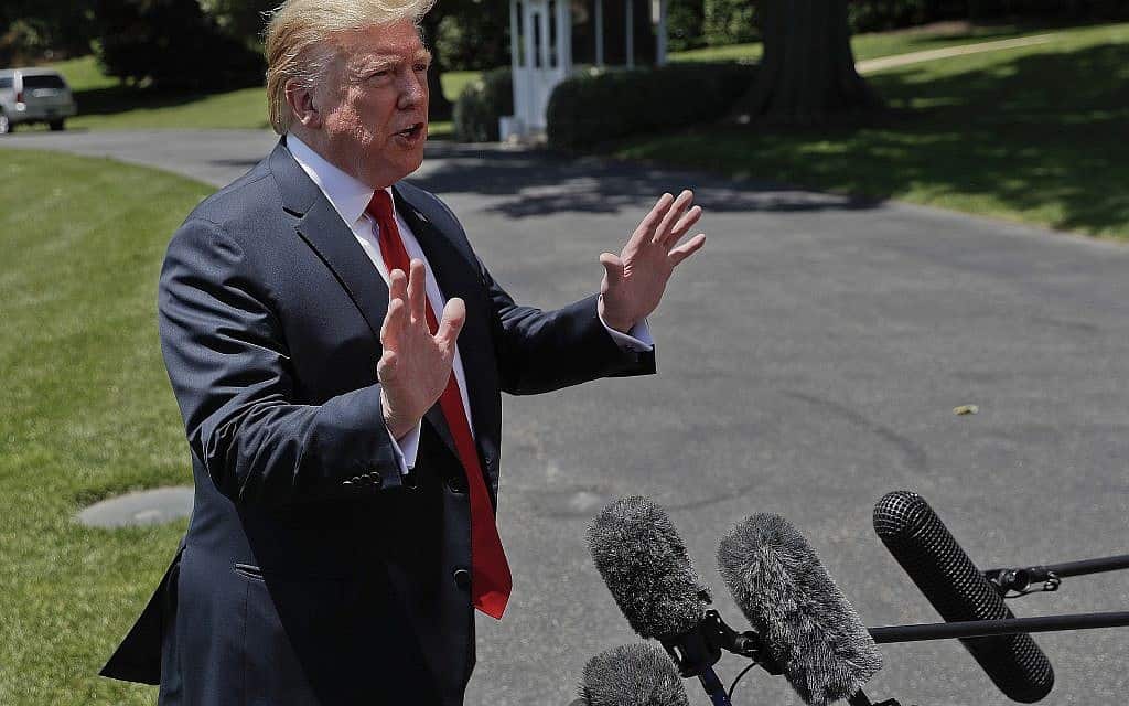 הנשיא טראמפ מדבר עם כתבי תקשורת במדשאה הדרומית של הבית הלבן, 24 למאי 2019 (צילום: AP Photo/Andrew Harnik)
