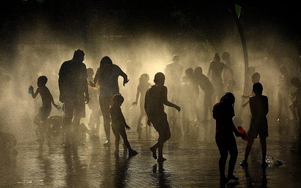 מזרקה בספרד בזמן גל חום קיצוני באירופה (צילום: Manu Fernandez AP)