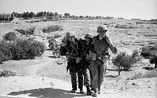 חייל פצוע ושני חברים לקרב באוגוסטה ויקטוריה (צילום:  Copyright: Yossi Shemy/ all rights reserved; all reproductions prohibited)