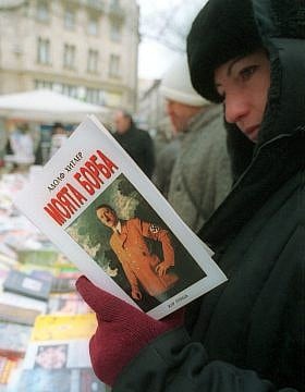 אישה בולגרית מעיינת בספרו של היטלר בשפתה, 2001 (צילום: AP Photo/Dimitar Deinov)