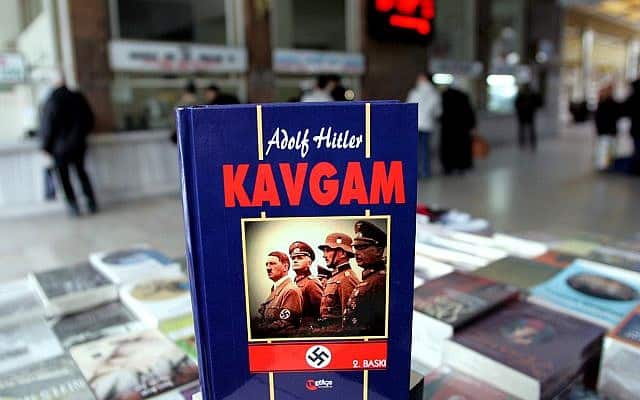 עותק של ספרו של היטלר באיסטנבול, 2005 (צילום: AP Photo/Murad Sezer)