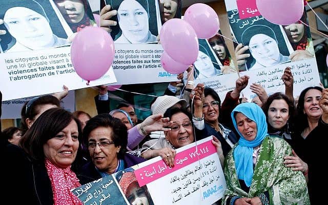 הפגנה נגד החוק שמאפשר לאנסים להינשא לקרבנות שלהם במרוקו, 2012 (צילום: AP Photo/Abdeljalil Bounhar)