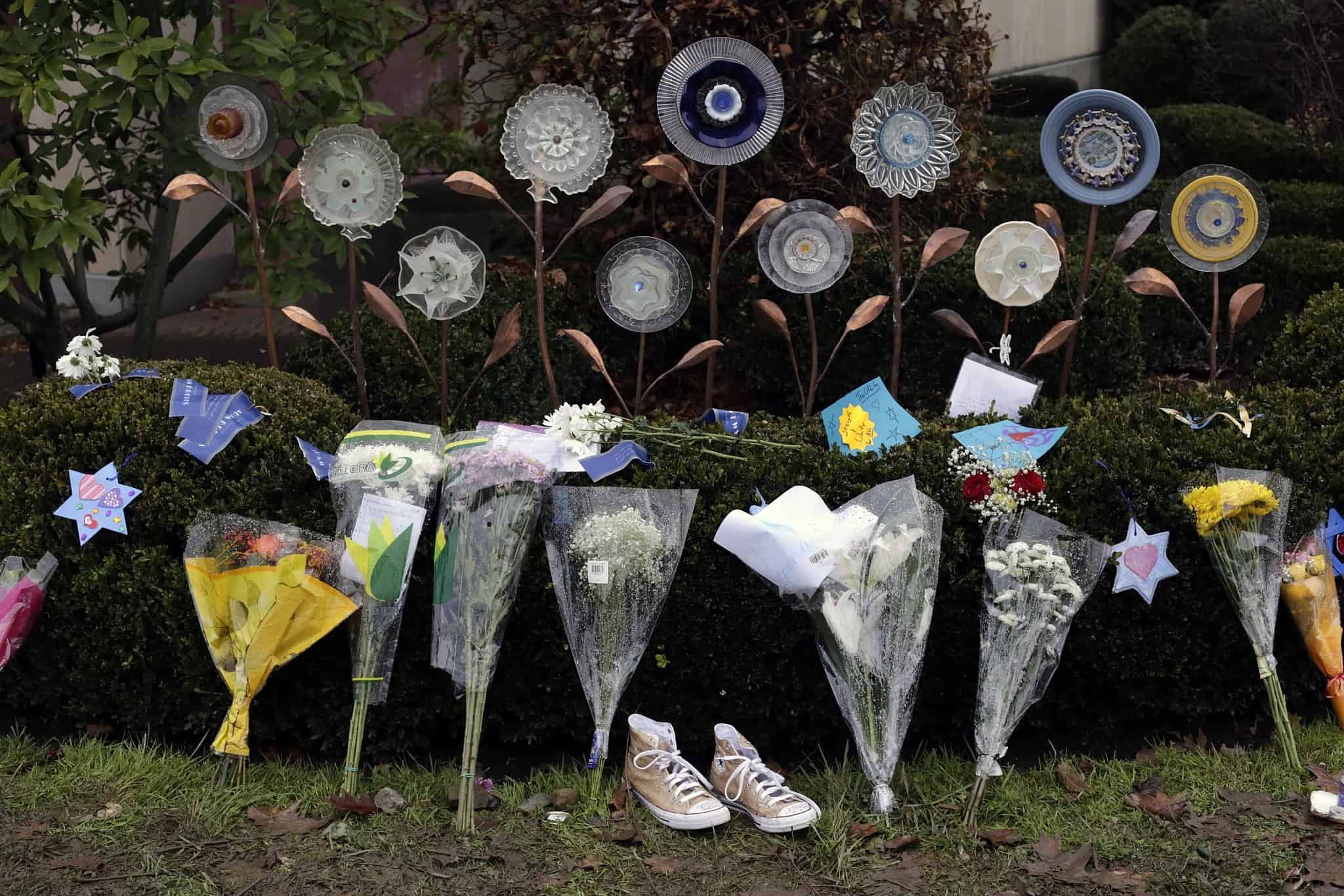 אנדרטה מאולתרת לזכר קרבנות הפיגוע בפיטסבורג, נובמבר 2018 (צילום: AP Photo/Gene J. Puskar)
