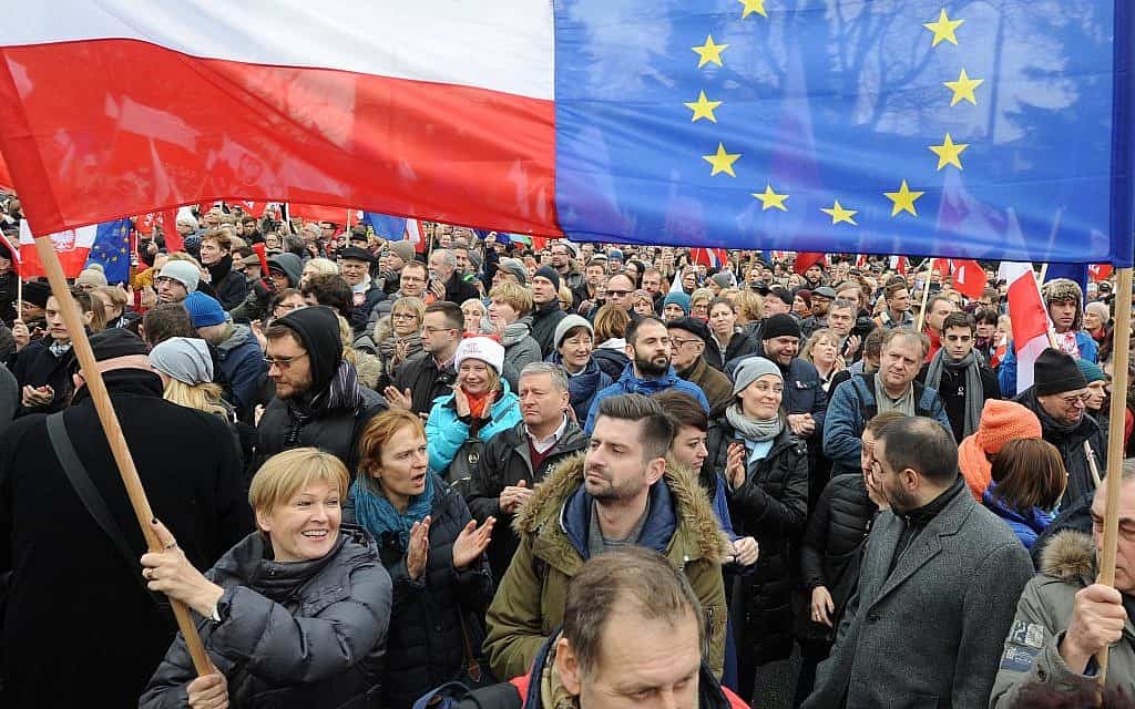 הפגנה נגד מדיניות הממשלה בפולין, דצמבר 2015 (צילום: AP Photo/Alik Keplicz)