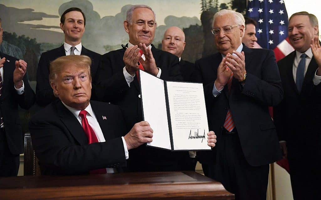 דונלד טראמפ חותם על ההצהרה המכירה בריבונות ישראל ברמת הגולן, ב-25 במרץ 2019 (צילום: AP Photo/Susan Walsh)