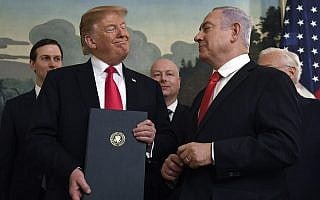 בנימין נתניהו ודולנד טראמפ בבית הלבן, ב-25 במרץ 2019, כשטראמפ חתם על הצהרה המכירה בריבונות ישראל ברמן הגולן (צילום: AP Photo/Susan Walsh) בנימין נתניהו ודולנד טראמפ בבית הלבן, ב-25 במרץ 2019, כשטראמפ חתם על הצהרה המכירה בריבונות ישראל ברמן הגולן (צילום: AP Photo/Susan Walsh)